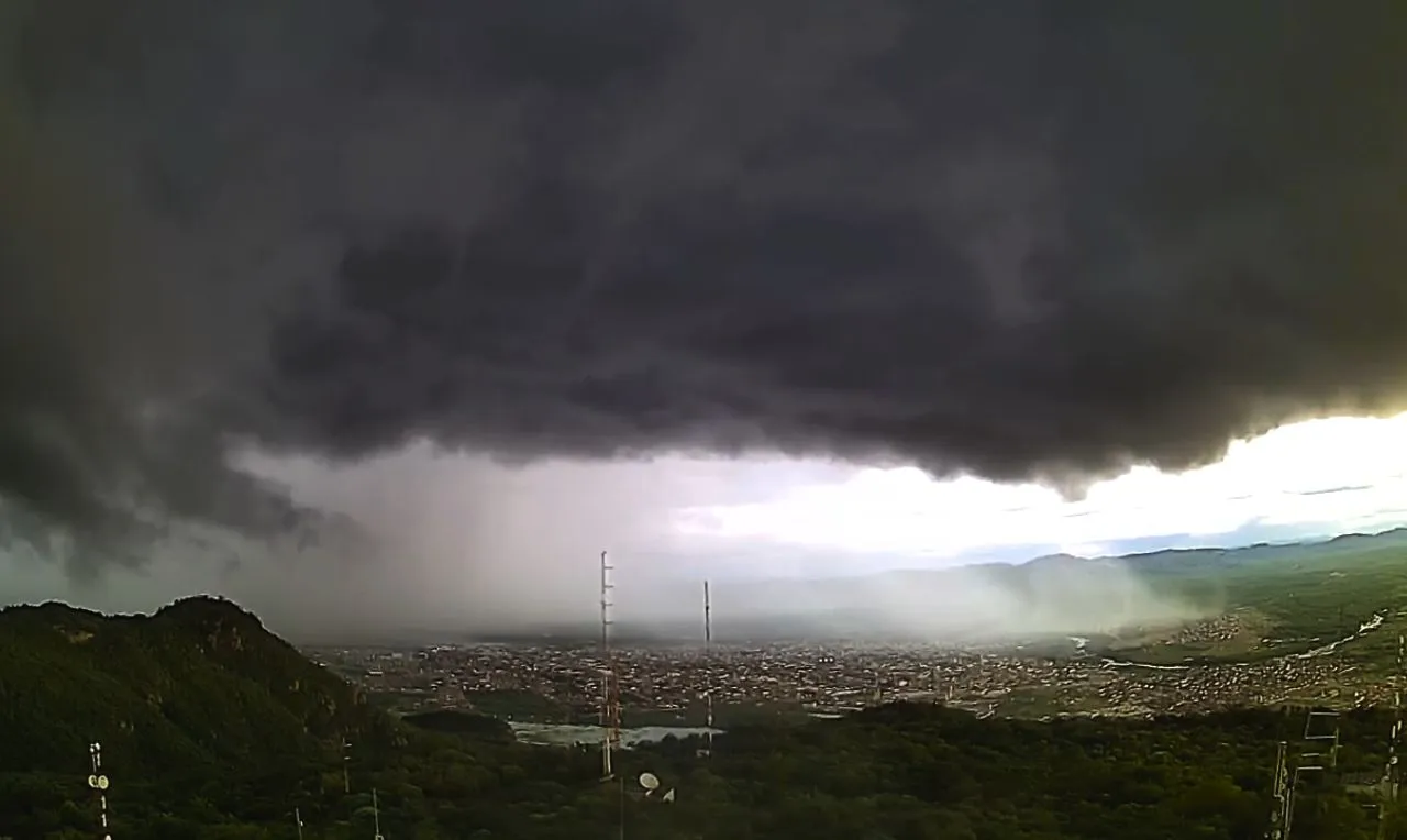 a imagem mostra o avan&ccedil;o de chuva em uma determinada &aacute;rea do Brasil